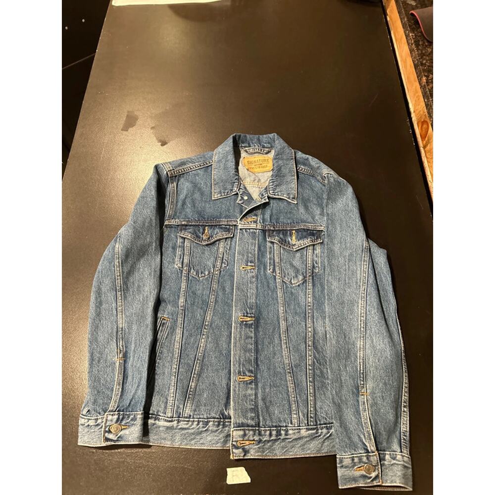 Vintage Levi’s men’s size medium vintage denim jacket